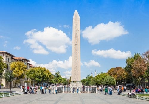 مسلة ثيودوسيوس القديمة في ميدان الهيبودروم في إسطنبول