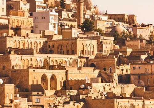 Eski Mardin'in teraslar hâlinde yükselen bal rengi taş evleri.