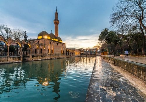 Şanlıurfa'da akşamüstü Balıklıgöl havuzu ve Halil-ür-Rahman Camii.